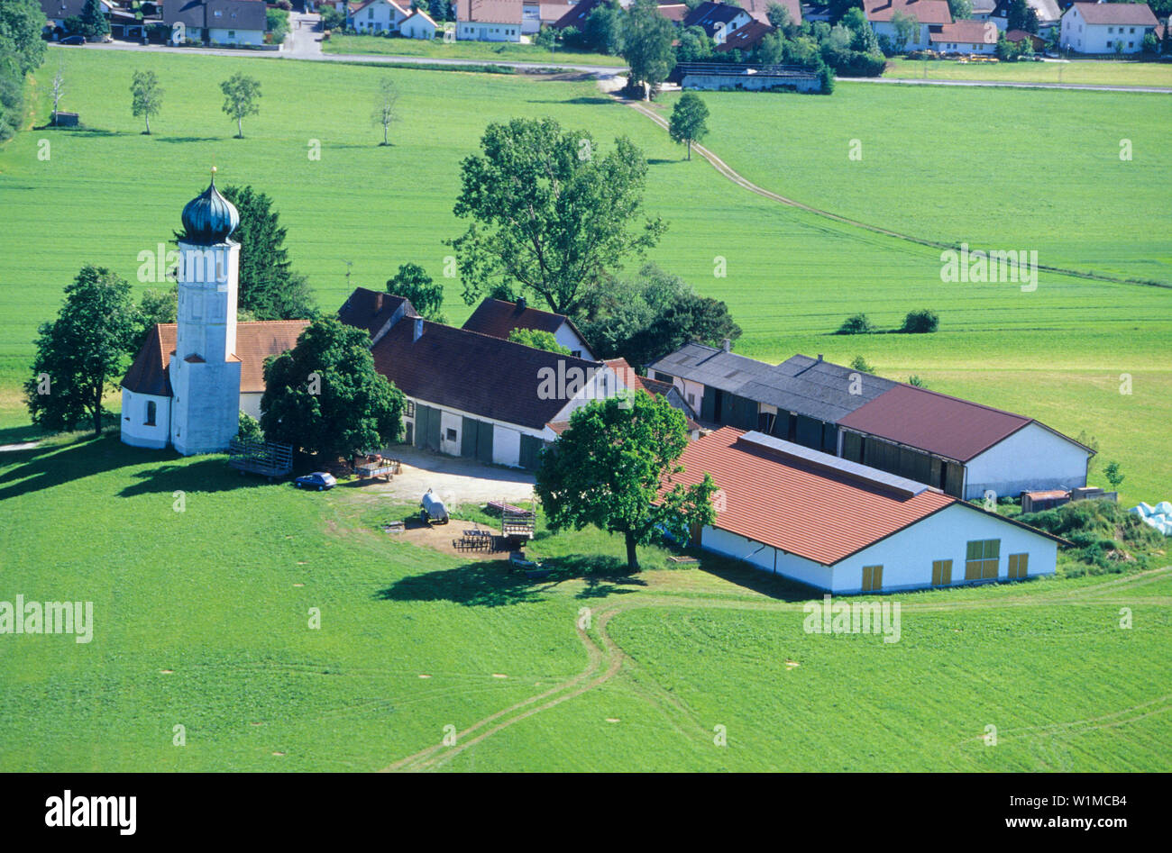 Kirche und Farm House, Jesenwang, Bayern, Deutschland Stockfoto