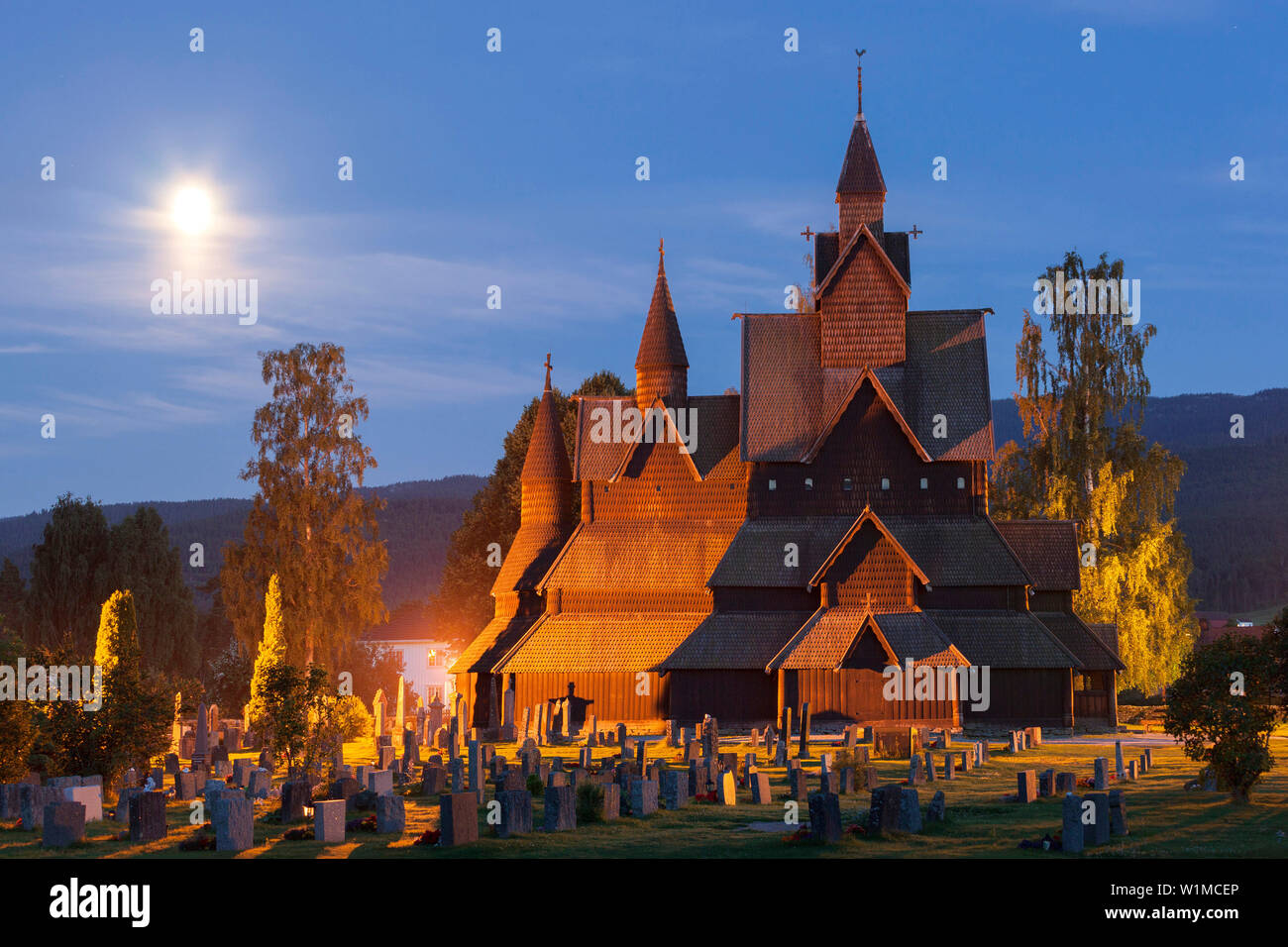 Heddal Kirche mit Grab Steine in einer Sommernacht mit Vollmond, Notodden, Telemark, Norwegen Stabkirche, Skandinavien Stockfoto