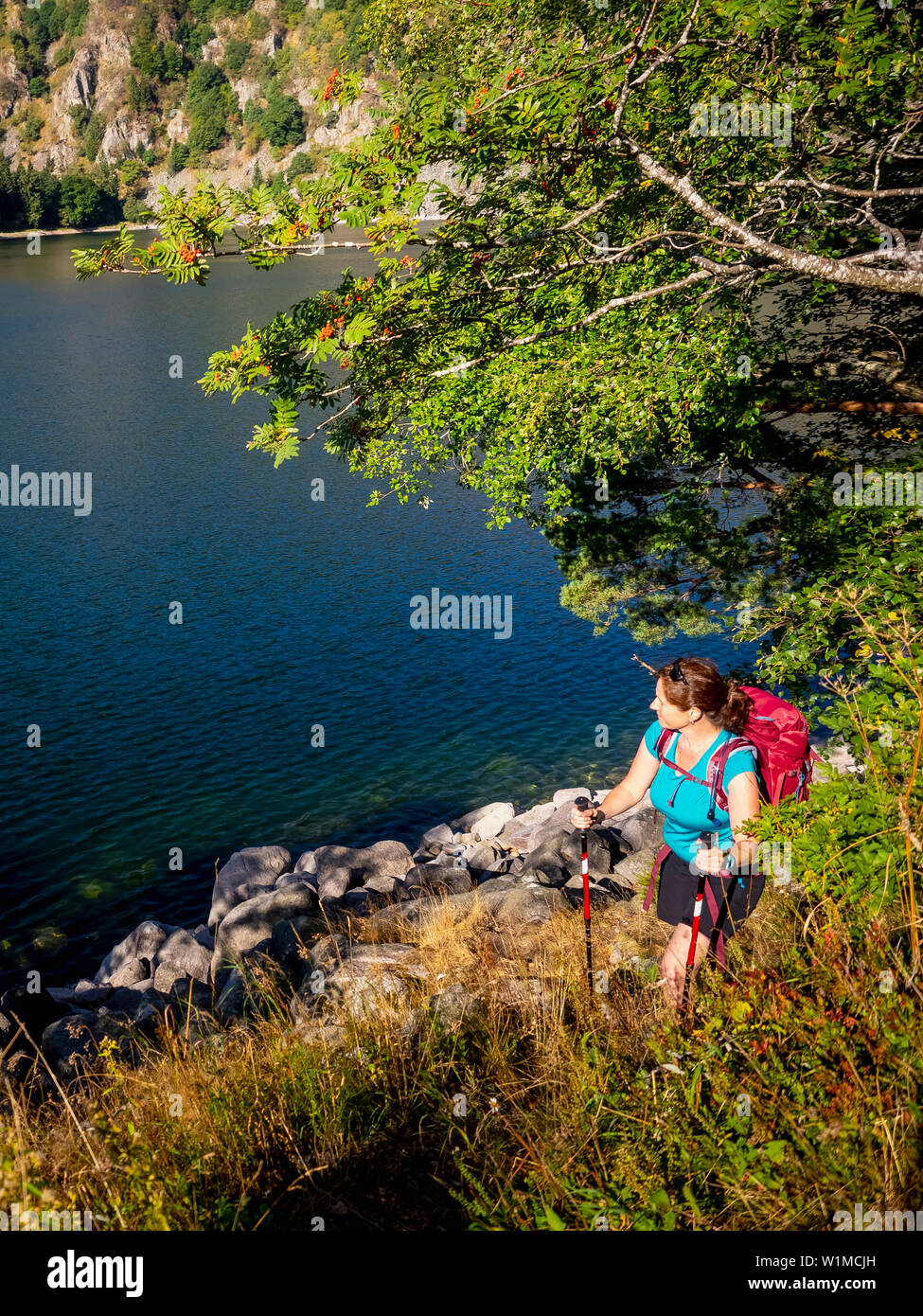 Frauen Wanderer vorbei am See am Lac Blanc, Frankreich Stockfoto