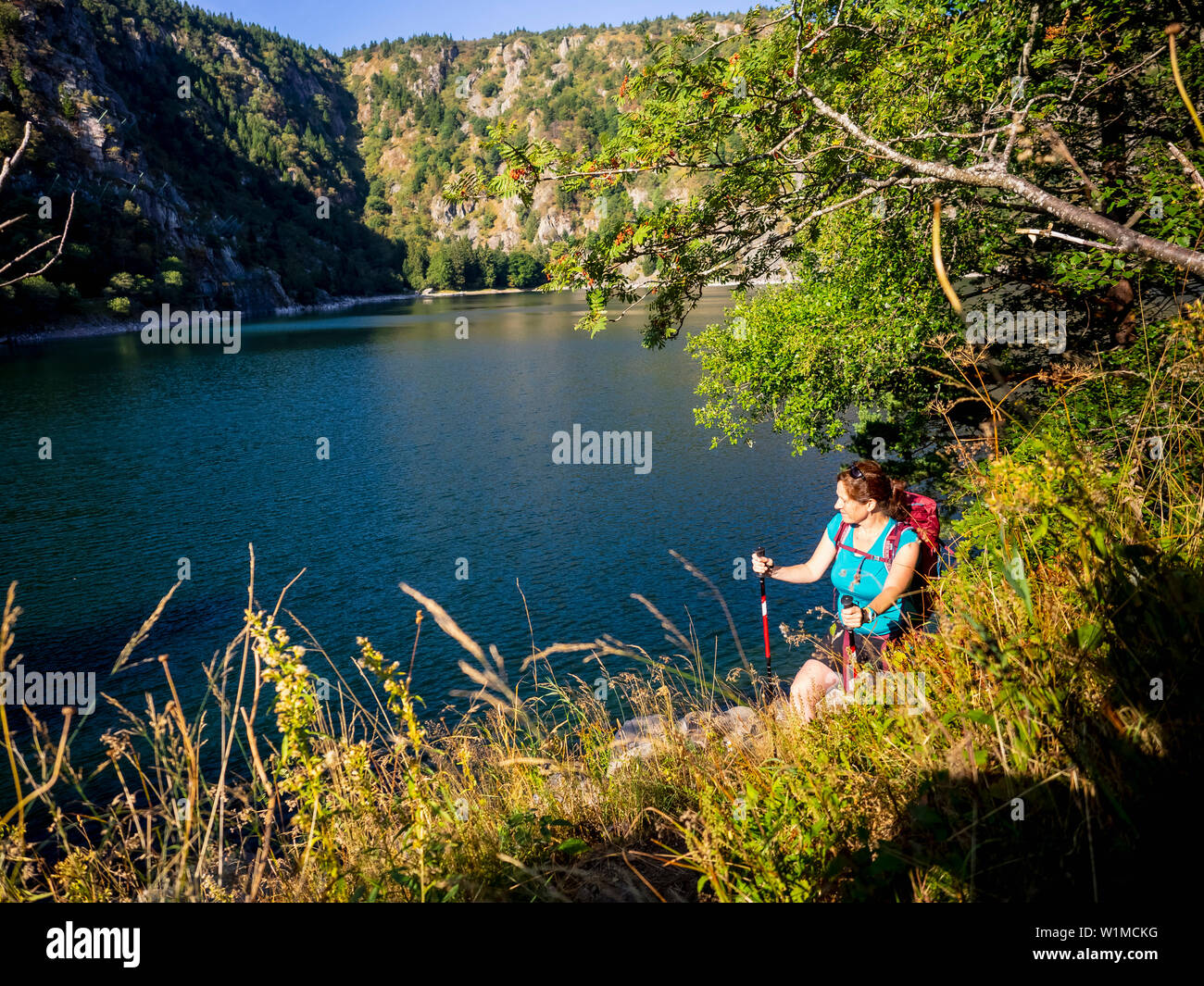 Frauen Wanderer vorbei am See am Lac Blanc, Frankreich Stockfoto