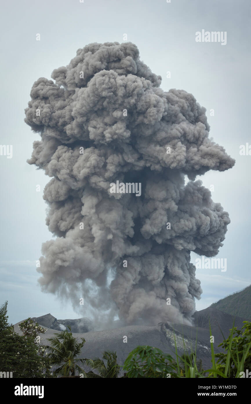 Nahaufnahme eines Aschewolke steigende Kilometer hoch nach einer Eruption des aktiven Vulkan Tavurvur Matupi Island, Papua Neu Guinea, New Britain, Sou Stockfoto