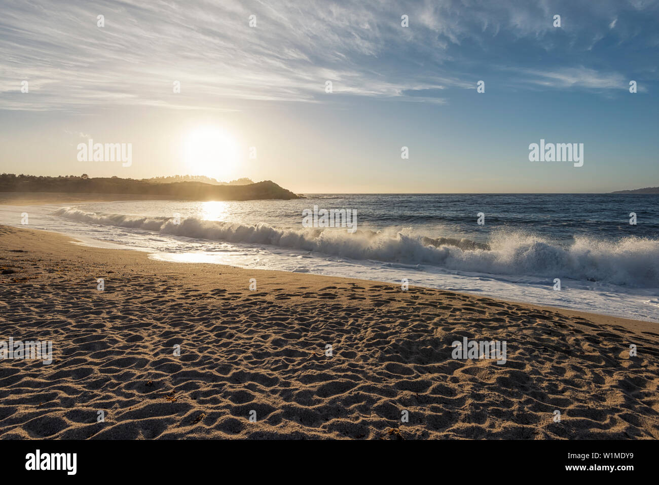 Wellen auf Kloster Strand bei Sonnenuntergang zu brechen. Carmel, California, United States. Stockfoto