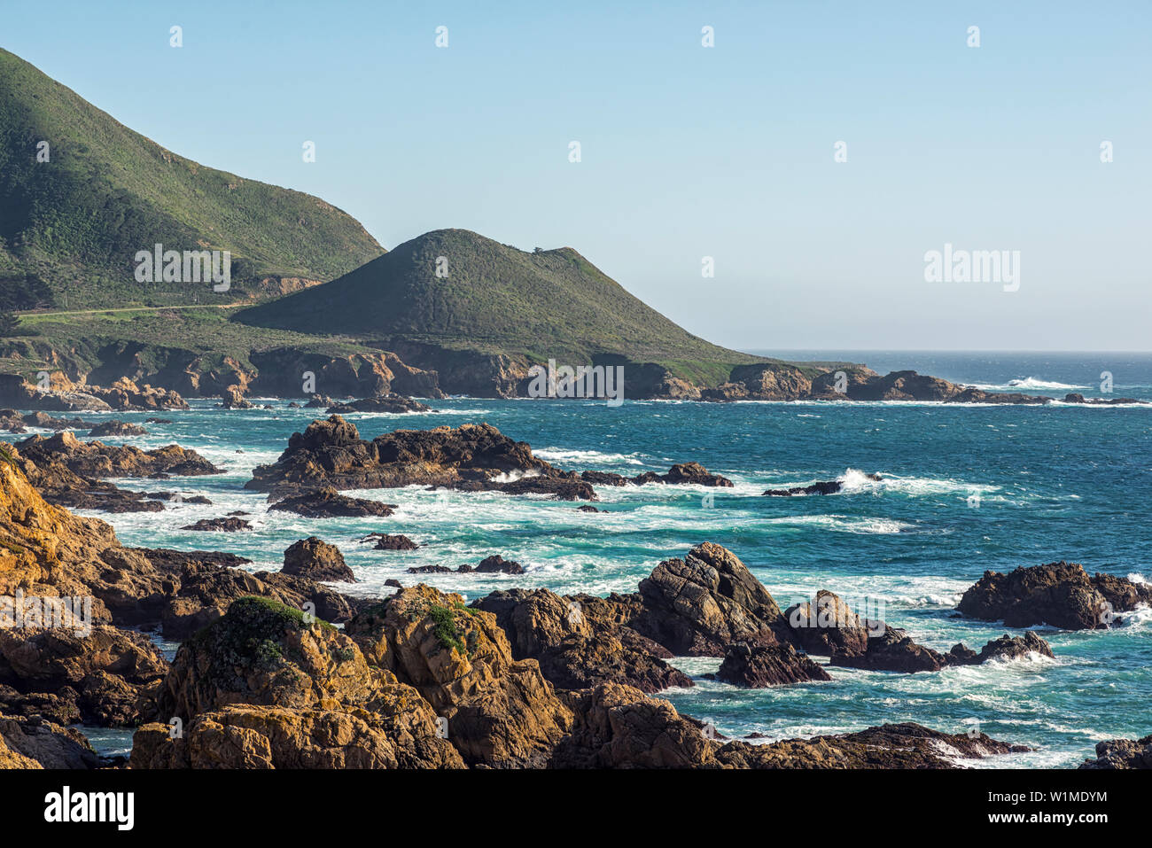 An der Küste Blick auf Garrapata State Park. Monterey, Kalifornien, USA. Wal Peak im Hintergrund. Stockfoto