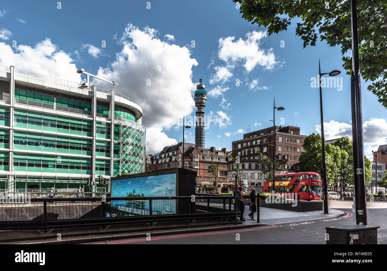 Der BT Tower und dem University College Hospital von der Euston Road, London, England, UK gesehen. Stockfoto