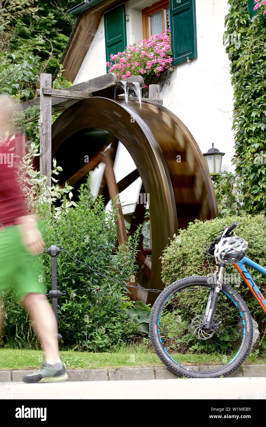 Altes Wasserrad in einem Gasthaus Stockfoto