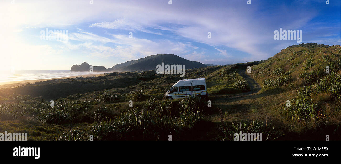 Kea Campers 2-Bett Wohnmobil, bethell's Beach, in der Nähe von Auckland, Nordinsel, Neuseeland Stockfoto