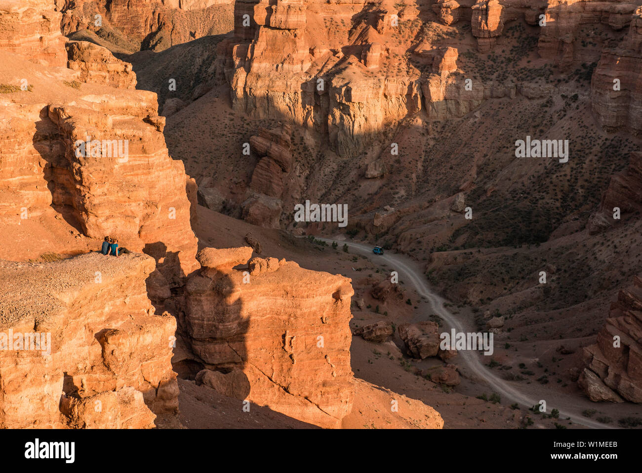 Junge paar genießt Aussicht auf Sharyn Canyon, Tal der Burgen, Sharyn Nationalpark, Almaty, Kasachstan, Zentralasien, Asien Stockfoto