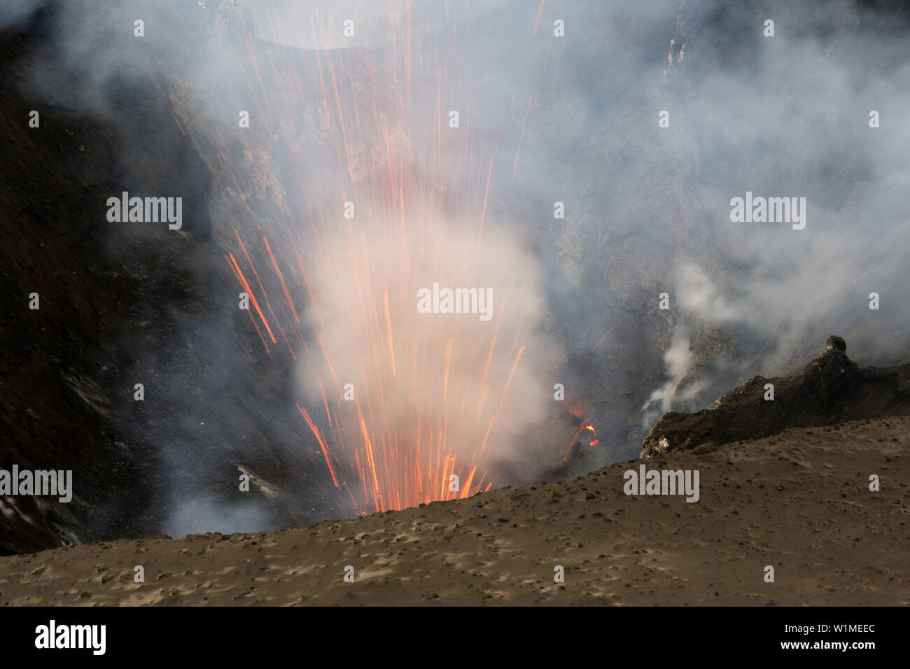 Auf dem Rand des Kraters des aktiven Vulkan Yasur auf der Insel Tanna Stockfoto