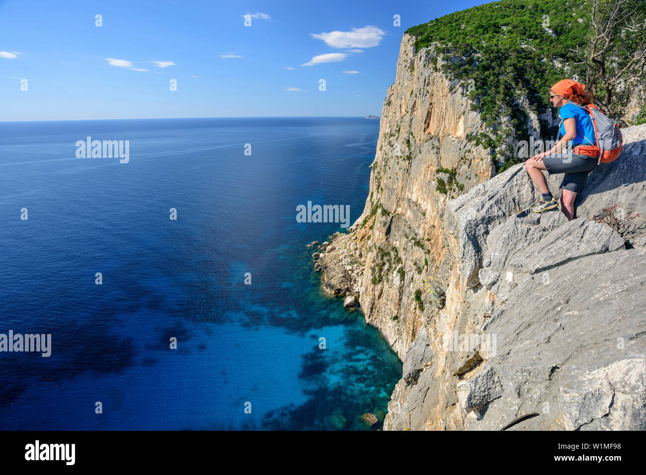 Frau wandern über Cliff am Golfo di Orosei, Selvaggio Blu, National Park in der Bucht von Orosei und Gennargentu, Sardinien, Italien Stockfoto