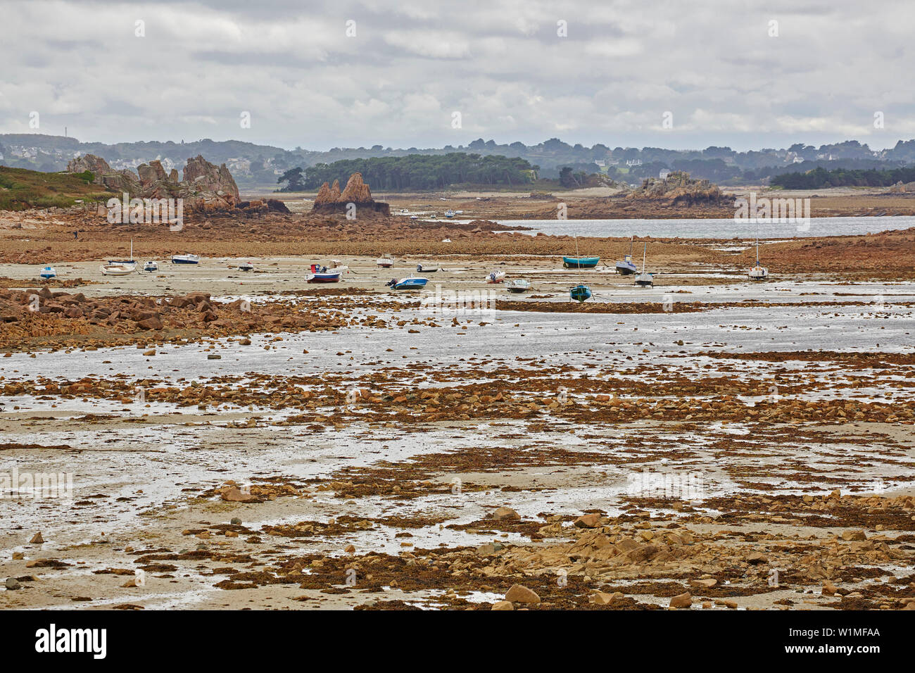 Küstenlandschaft in der Nähe der, Haus zwischen den rocksin der Region, Le Gouffre, Pleubian, Atlantik, Abt. Côtes-d'Armor, Bretagne, Frankreich, Eur Stockfoto