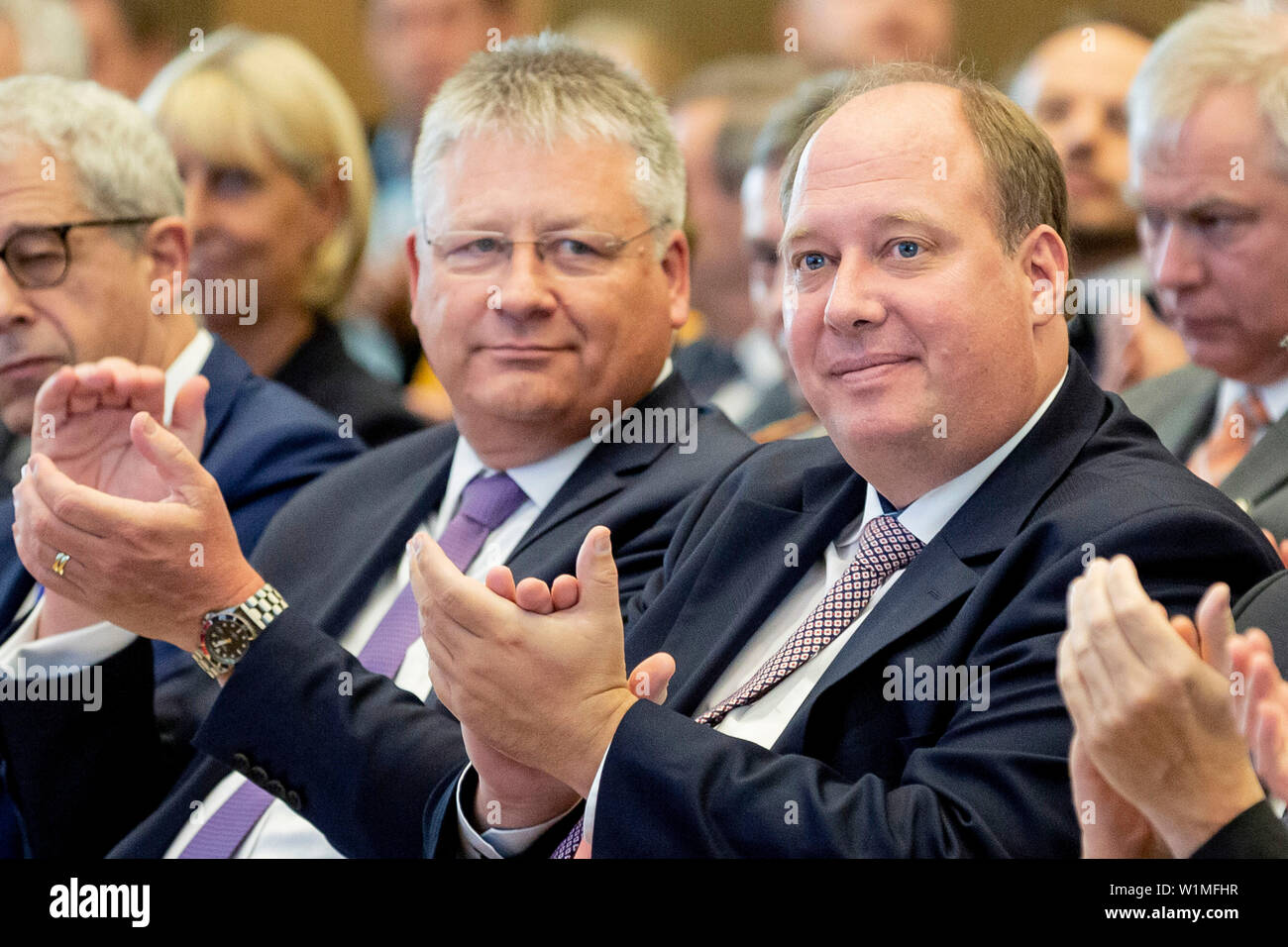 Berlin, Deutschland. 03 Juli, 2019. Bruno Kahl (l), Präsident des Bundesnachrichtendienstes und Helge Braun (CDU), Chef des Bundeskanzleramtes, Klatschen am Ende der Eröffnungsfeier des Master-studiengangs "Intelligenz und Sicherheit Studien" für Secret Service Mitarbeiter der Zentrale des Bundesnachrichtendienstes (BND). Credit: Christoph Soeder/dpa/Alamy leben Nachrichten Stockfoto