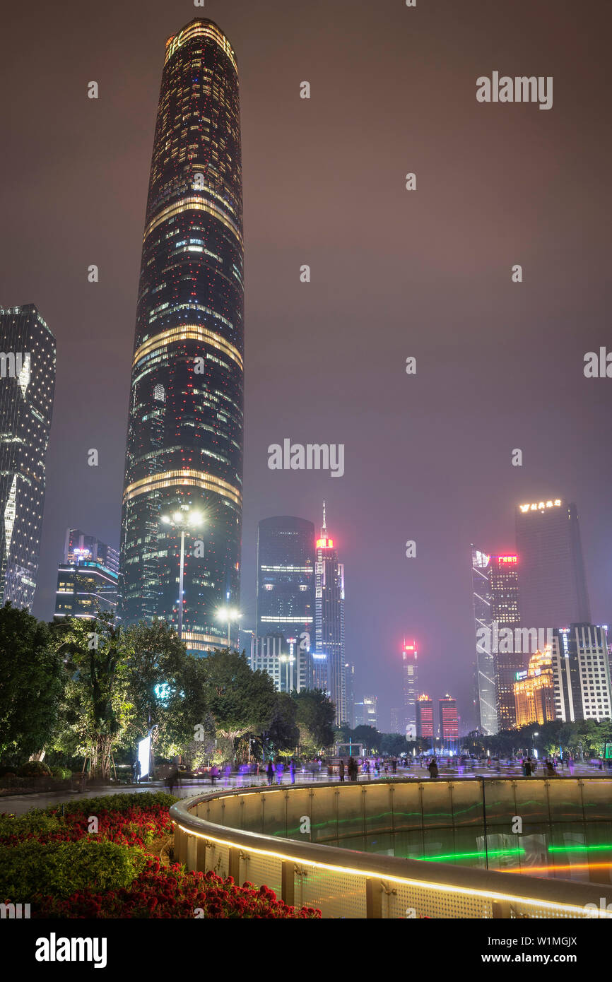 Skyline mit IFC in der Nacht in der Innenstadt von Guangzhou, Provinz Guangdong, Pearl River Delta, China Stockfoto