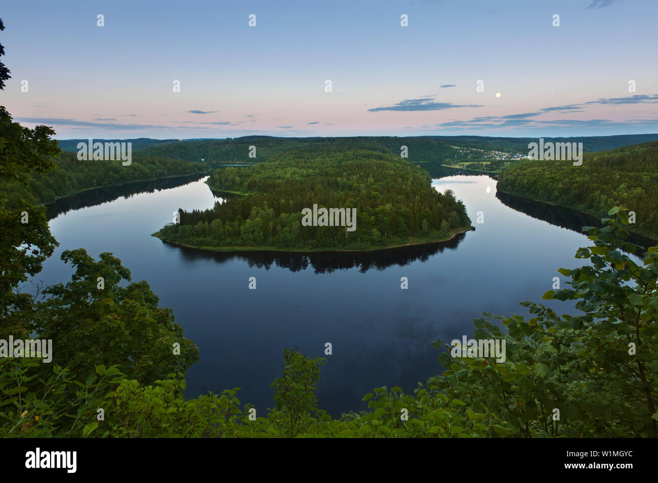 Blick über die Saale sinuosity an der Saale Barriere See, Naturpark Thüringer Schiefergebirge/Obere Saale, Thüringen, Deutschland Stockfoto