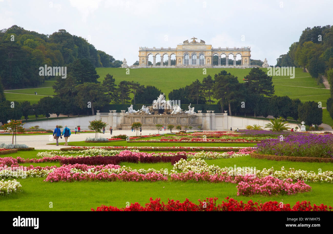 Park von Schloss Schönbrunn mit Neptunbrunnen und Gloriette in Wien an der Donau, Österreich, Europa Stockfoto