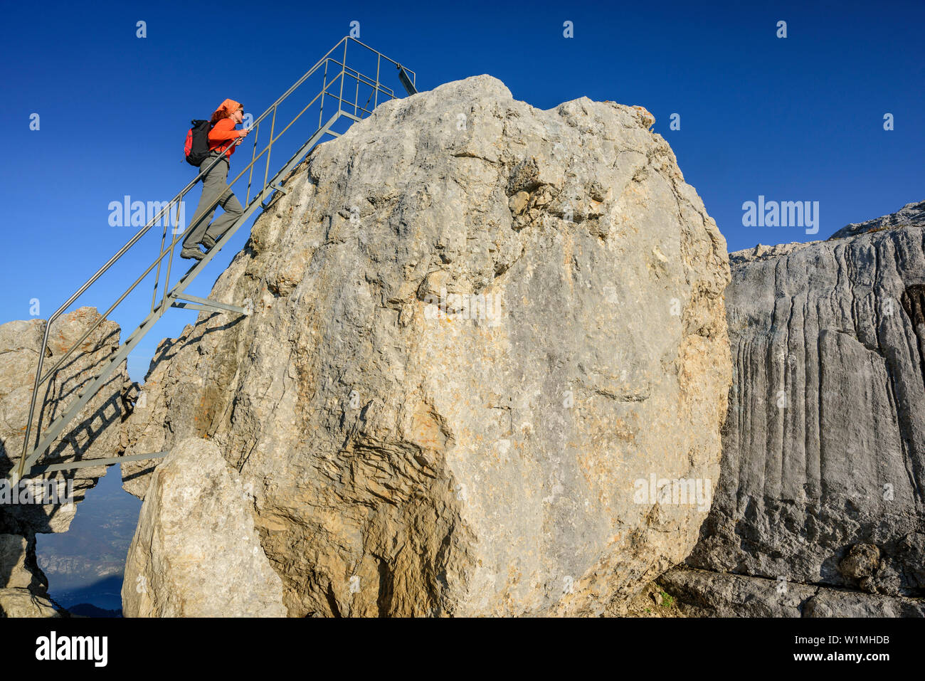 Frau wandern aufsteigend auf Leiter in Richtung La Tournette, La Tournette, Haute-Savoie, Frankreich Stockfoto