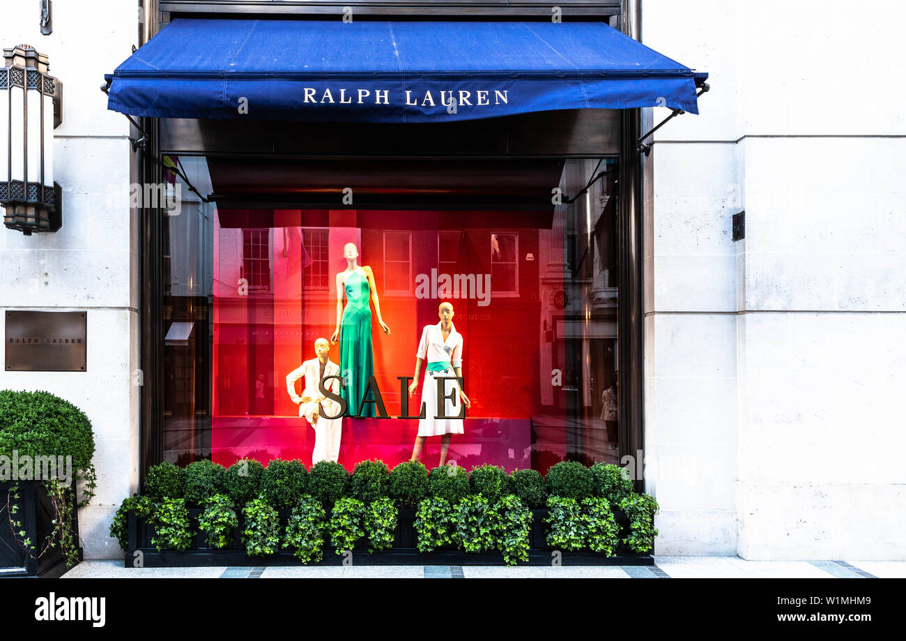 Eine Ralph Lauren Fenster Shop mit Markise, 1 New Bond Street, Mayfair, London W1S 3LU, England, UK. Stockfoto