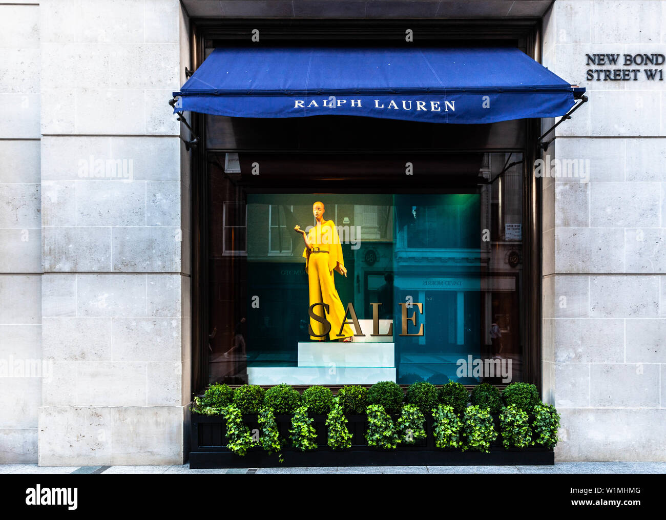 Eine Ralph Lauren Fenster Shop mit Markise, 1 New Bond Street, Mayfair, London W1S 3LU, England, UK. Stockfoto