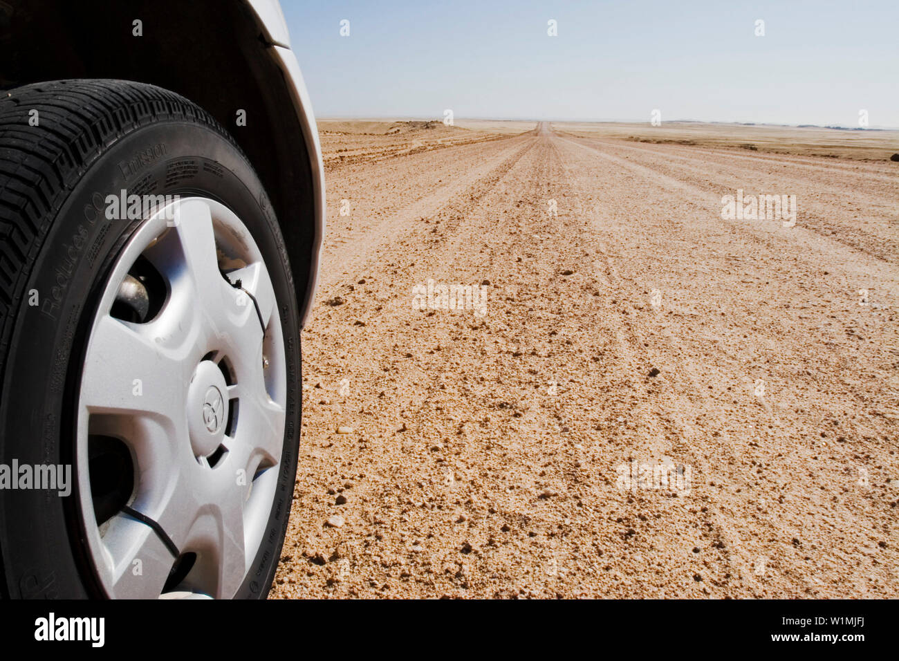 Auto Reifen- und Feldweg, auch genannt Pad, Namibia, Afrika Stockfoto