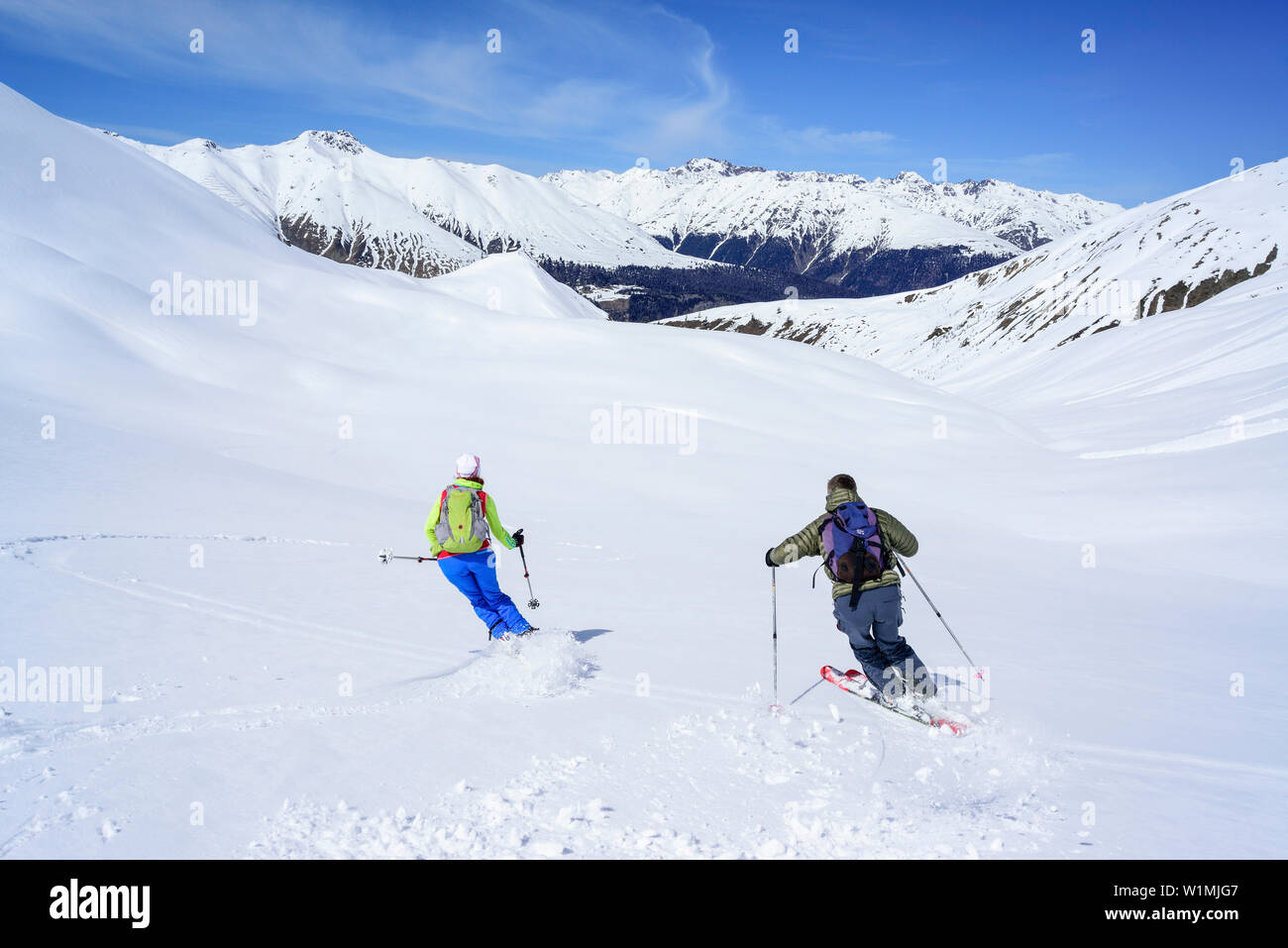 Zwei Personen zurück - Langlauf Abfahrt vom Piz Uter, Piz Uter, Livigno Alpen, Engadin, Graubünden, Schweiz Stockfoto