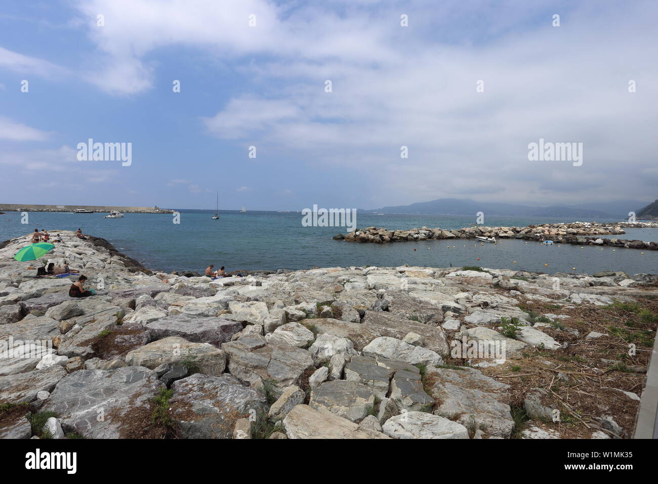 Chiavari, Italien - 16. Juni 2019: der Strand und die Promenade von Chiavari mit Badenden Stockfoto