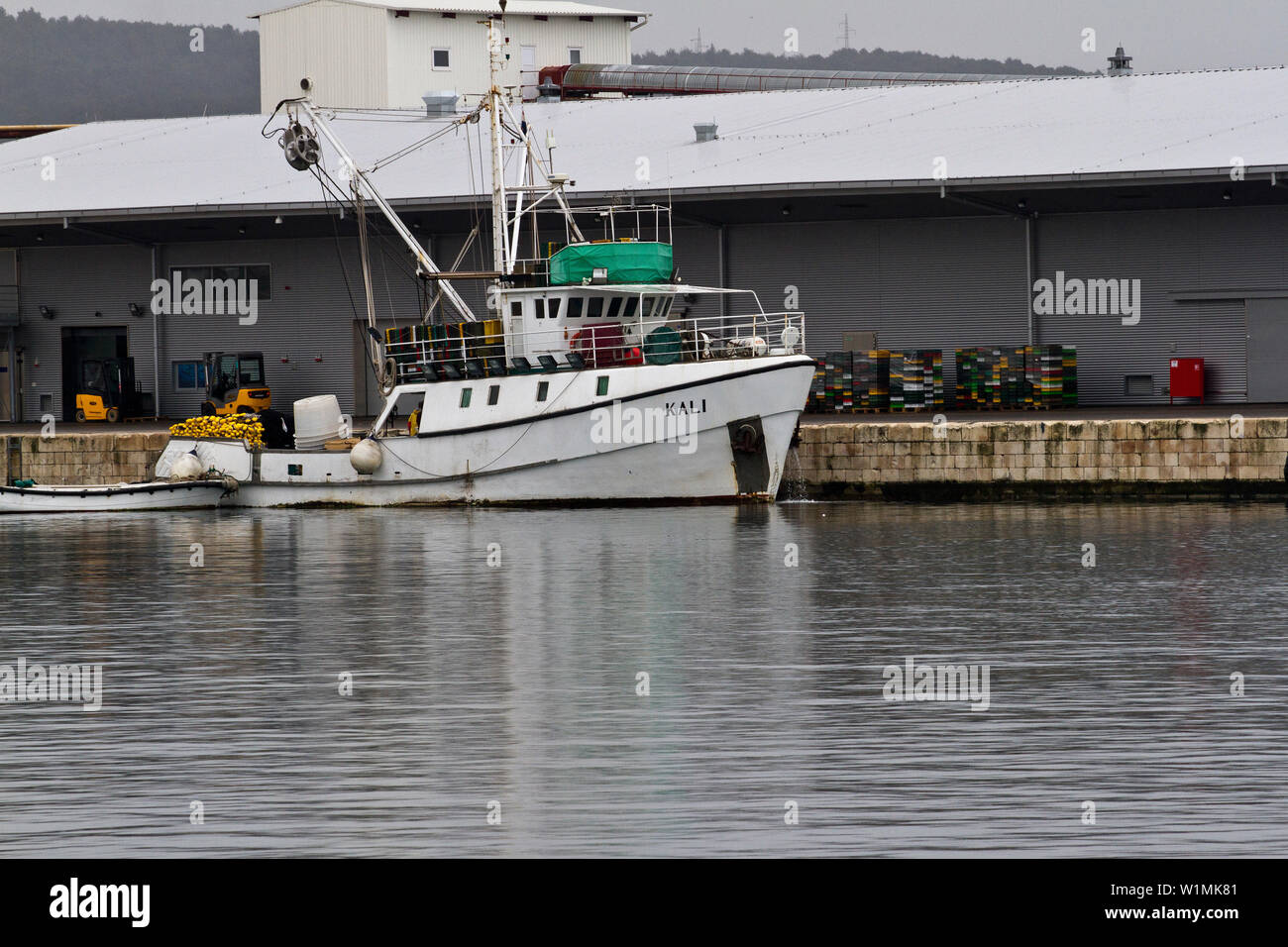 Ein Fischerboot im Hafen und auf dem Meer Stockfoto