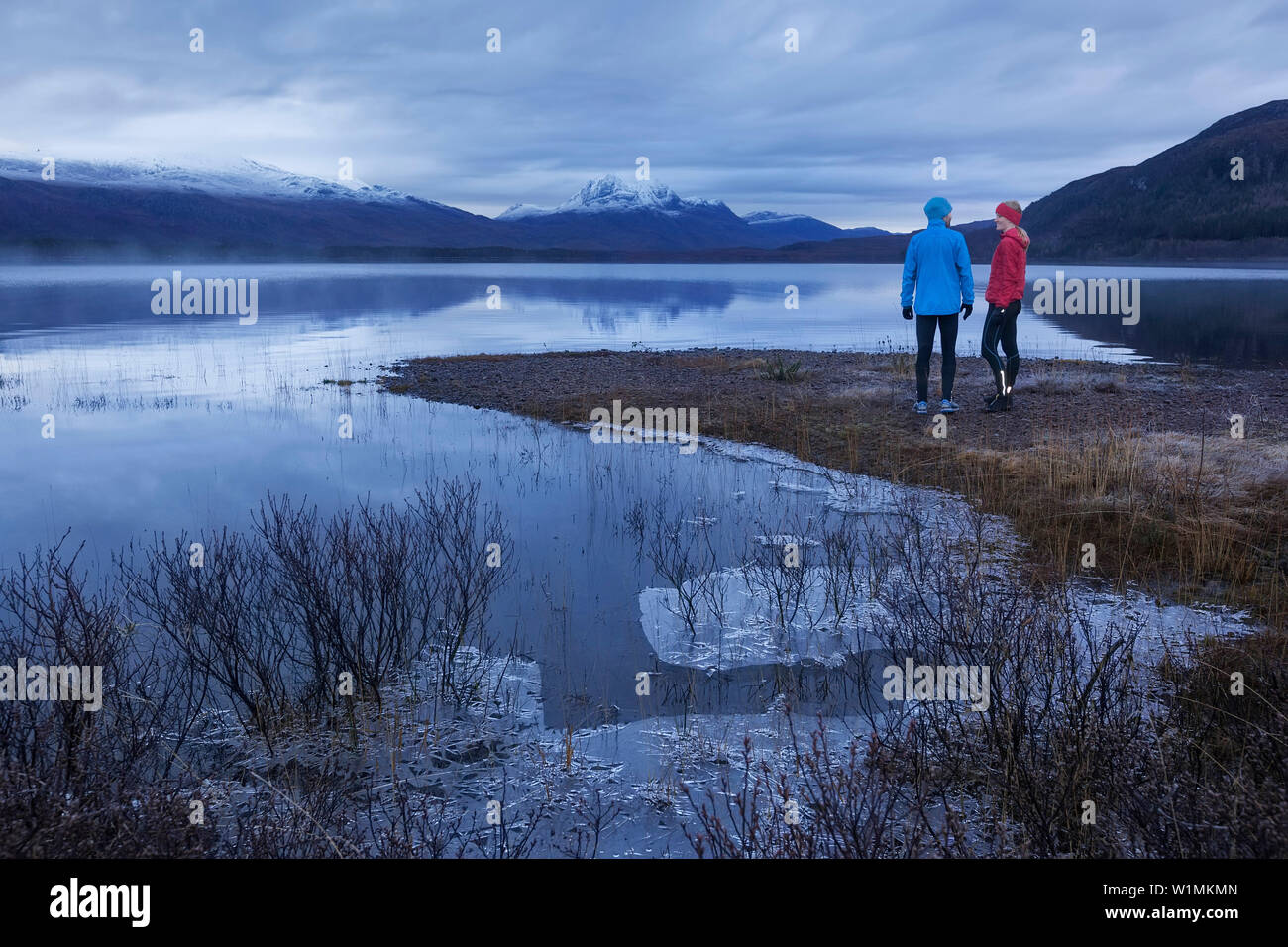 Jogger am Loch Maree, Northwest Highlands im Hintergrund, Schottland, Vereinigtes Königreich Stockfoto