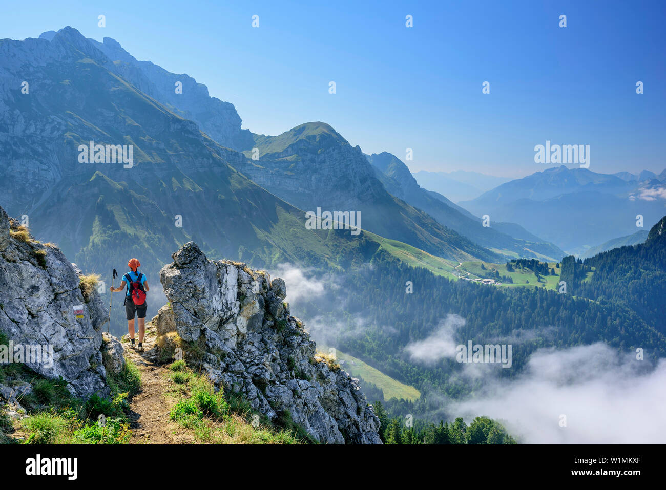 Frau aufsteigender Richtung La Tournette, La Tournette, Haute-Savoie, Frankreich Stockfoto