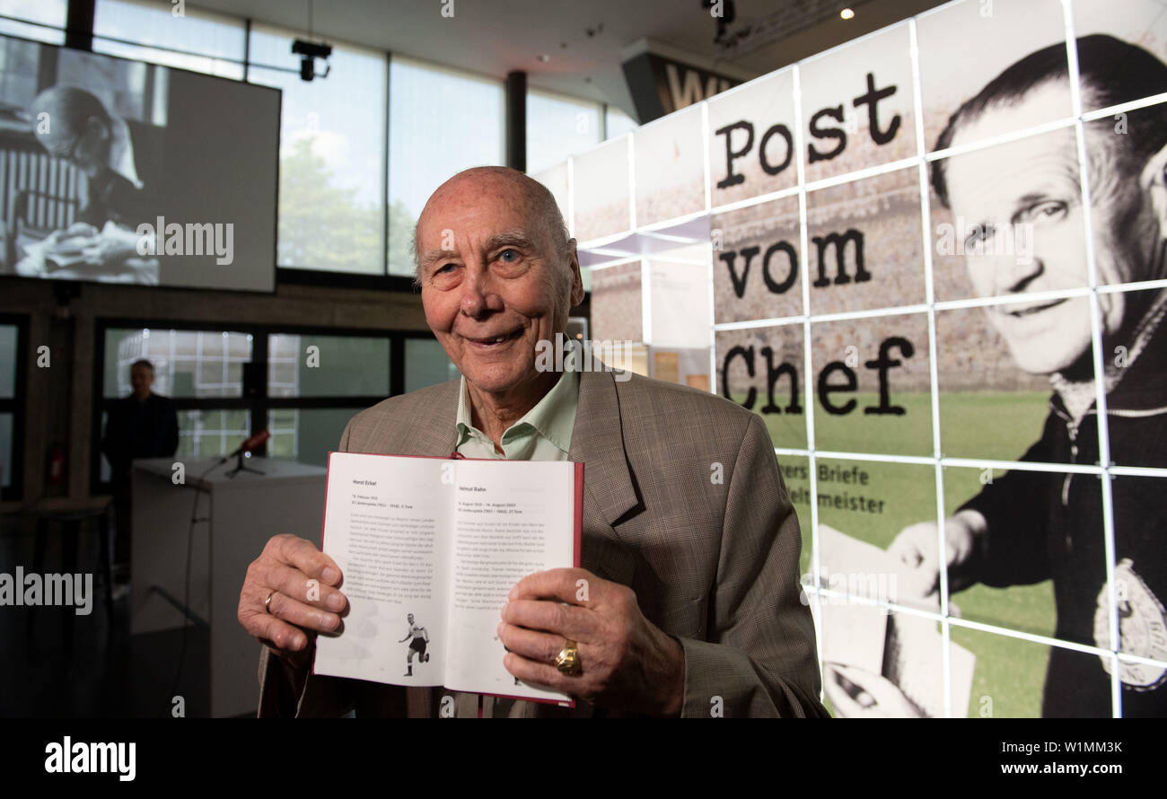 03 Juli 2019, Nordrhein-Westfalen, Dortmund: Fußball: Weltmeister Horst Eckel ist in der Sonderausstellung "Post vom Chef - herbergers Briefe ein sterben Weltmeister" und zeigt ein Buch über die Ausstellung mit einem Foto aus seiner aktiven Zeit. Juli 4, 2019 markiert den 65. Jahrestag der 'Wunder von Bern'. Aus diesem Anlass hat der Deutsche Fußball-Museum zeigt eine Sonderausstellung mit Buchstaben aus der ehemaligen nationalen Trainer zu seinen Spielern. Foto: Bernd Thissen/dpa Stockfoto
