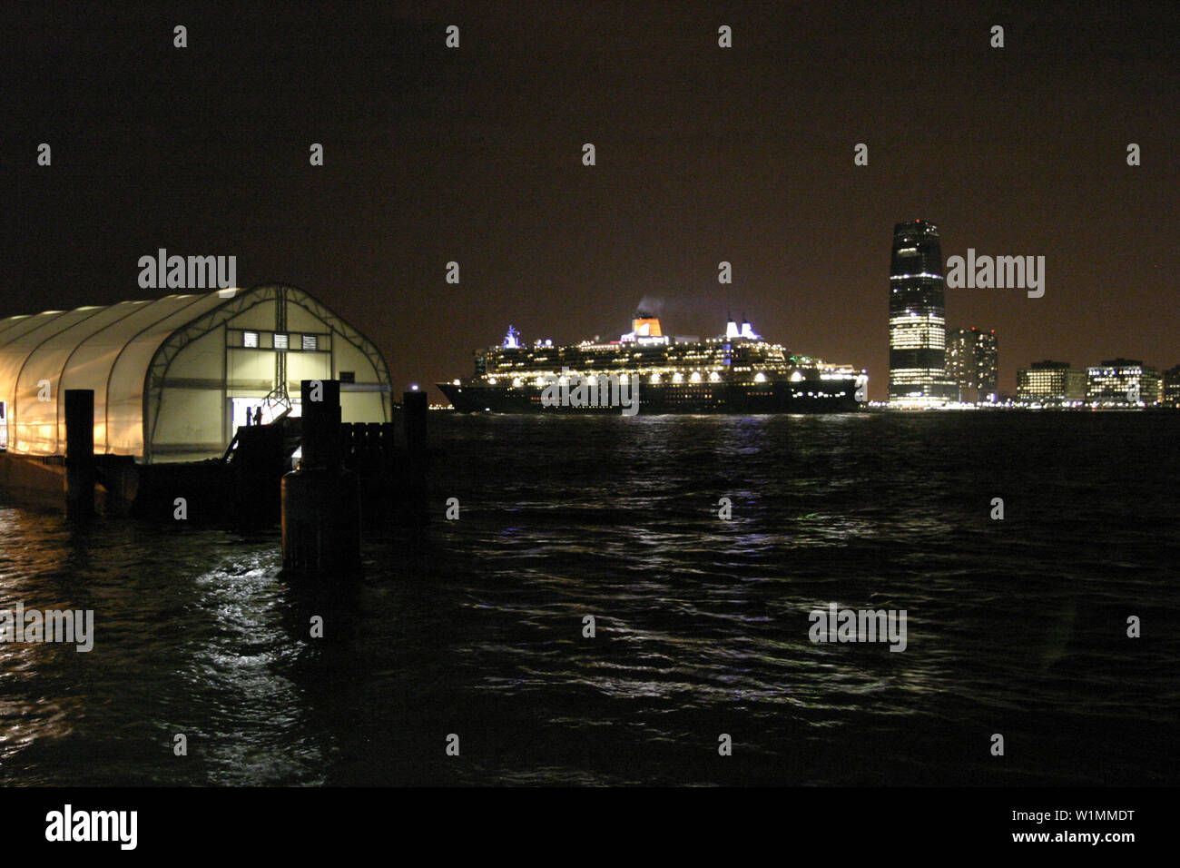 Queen Mary 2, New York zu verlassen, Queen Mary 2 QM2 QM2 verlaesst den New Yorker Hafen. Blick ueber den Hudson River von Manhattan / New Jersey, Colgat Stockfoto