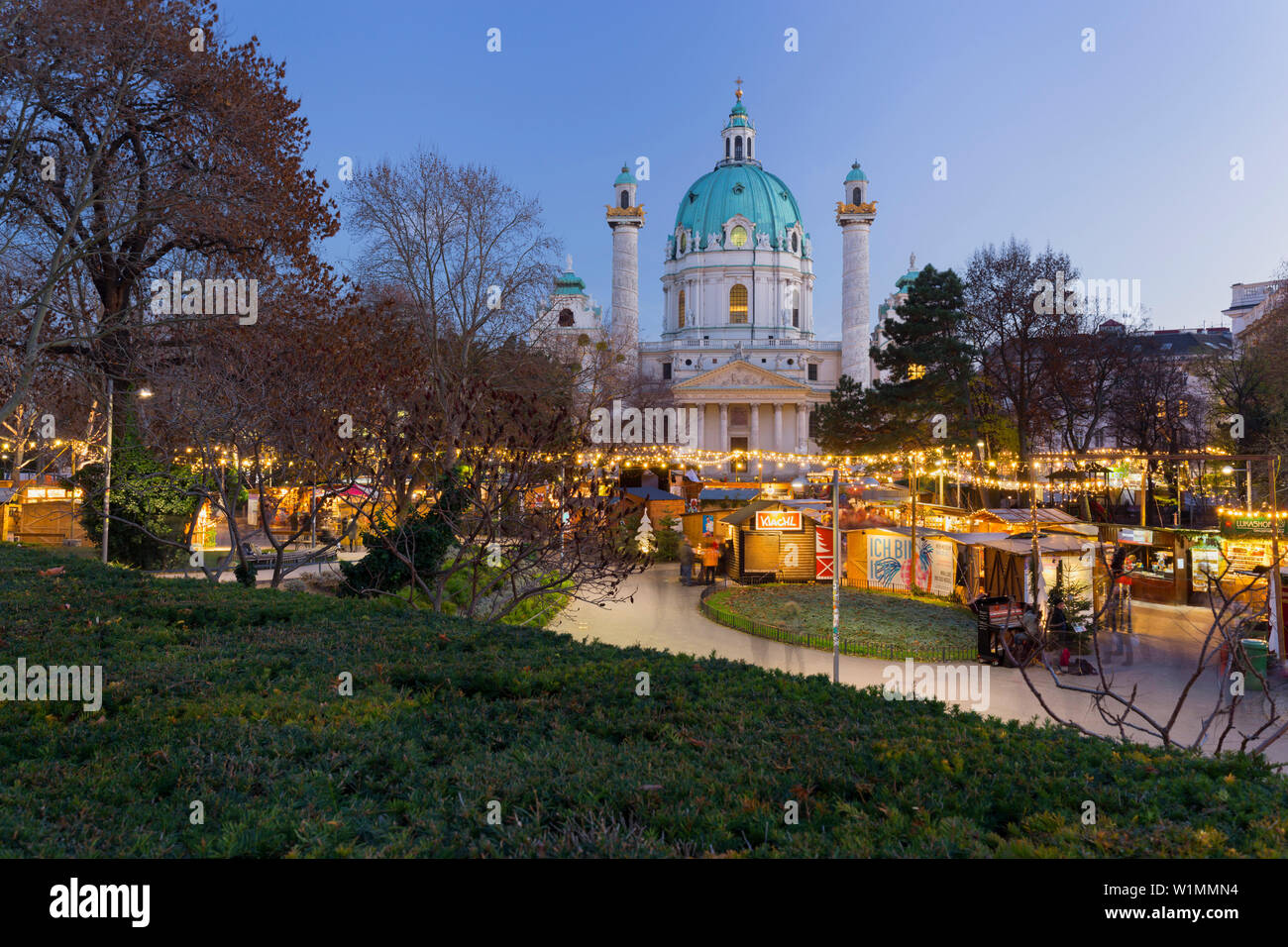 Karlskirche, Karlsplatz, Weihnachtsmarkt, 1. Bezirk, Wien, Österreich Stockfoto