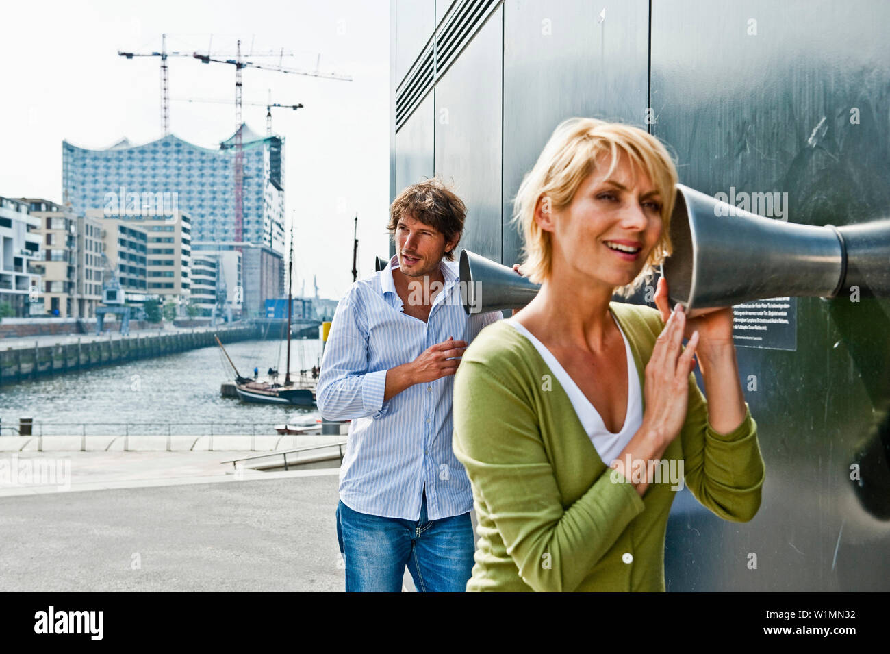 Paar Hören von Musik in der Elbphilharmonie Informationspavillon, HafenCity, Hamburg, Deutschland Stockfoto