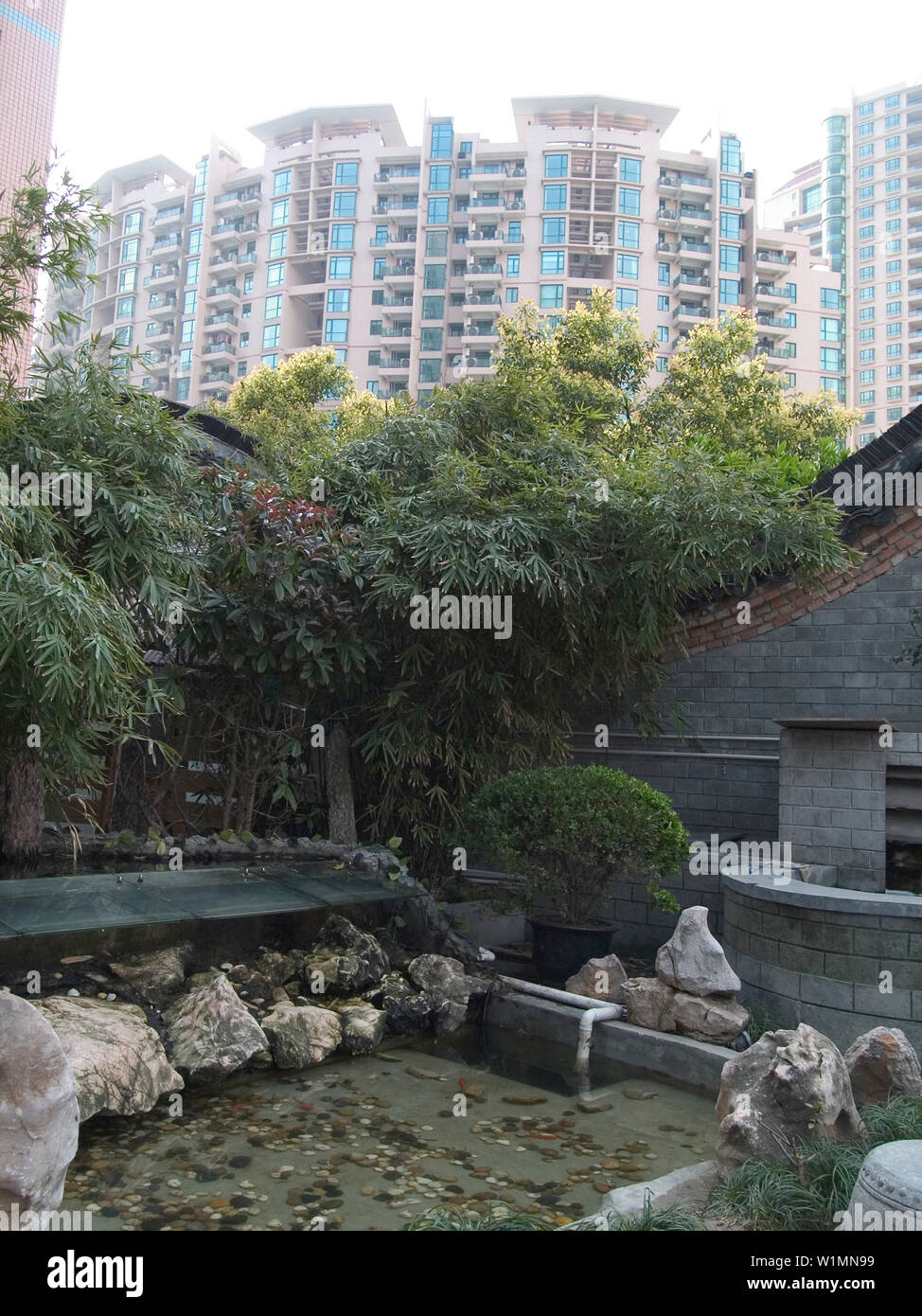 Park inmitten von Hochhäusern, Shanghai, China Stockfoto