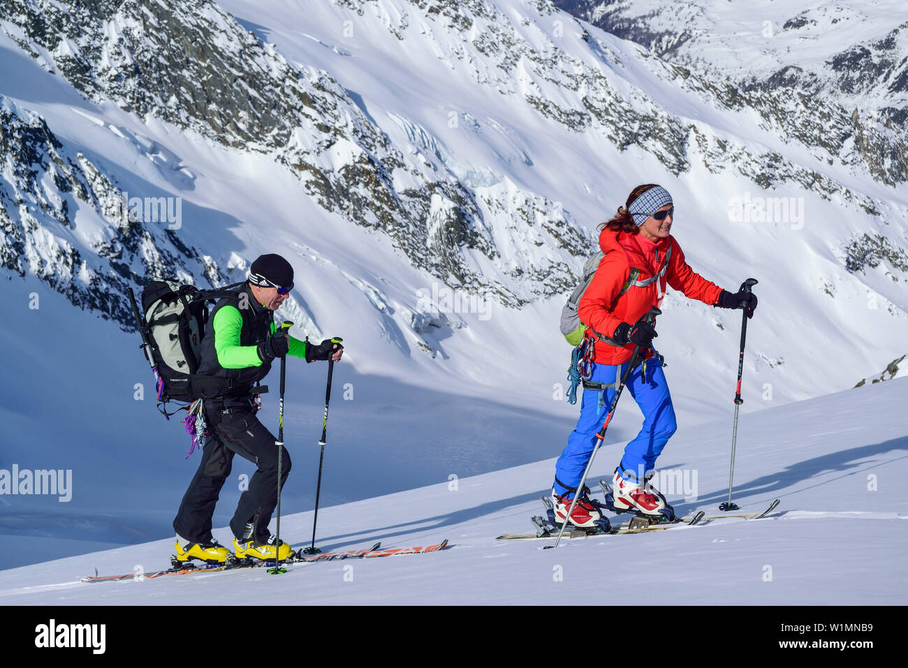 Zwei Personen zurück - Langlauf aufsteigender Richtung Dreiherrnspitze, Dreiherrnspitze, Tal von Ahrntal, Hohen Tauern, Südtirol, Italien Stockfoto