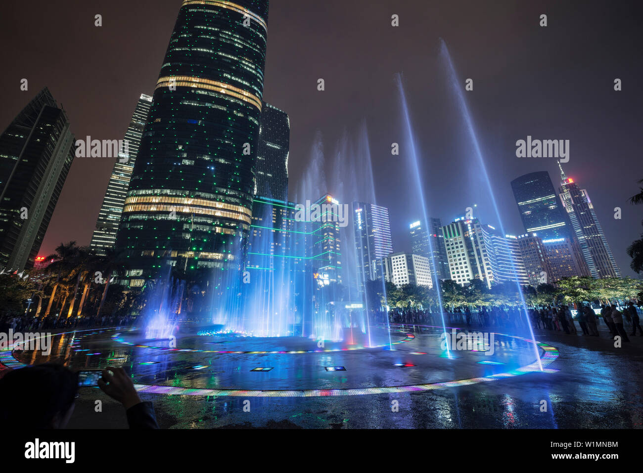 Wasserspiele in der Nacht, in der Innenstadt von Guangzhou, Provinz Guangdong, Pearl River Delta, China Stockfoto