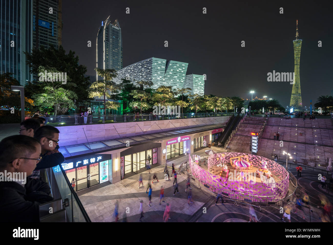Sport vor dem Fernsehturm bei Nacht, in der Innenstadt von Guangzhou, Provinz Guangdong, Pearl River Delta, China Stockfoto