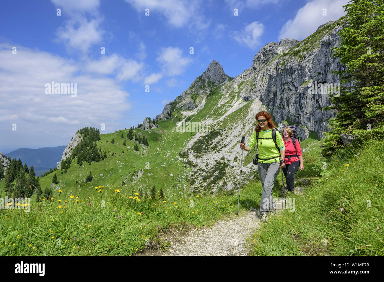 Zwei Frauen wandern am Gabelschrofensattel, Gabelschrofensattel, Ammergauer Alpen, Ost Allgaeu, Allgäu, Schwaben, Bayern, Deutschland Stockfoto