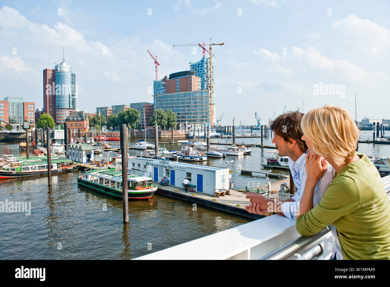 Paar Elbphilharmonie Baustelle, HafenCity, Hamburg, Deutschland Suche Stockfoto