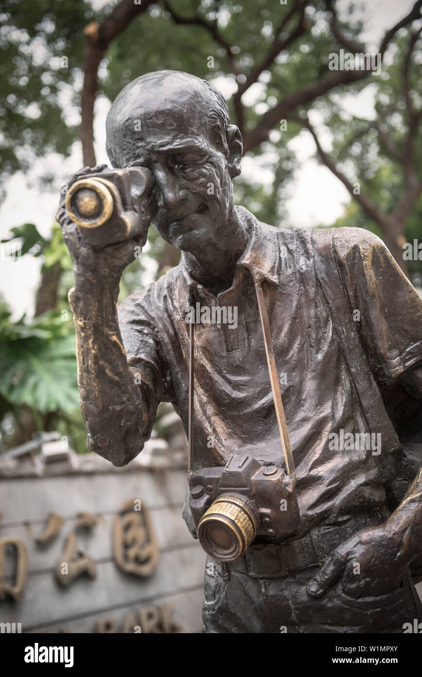 Bronzestatue von touristischen Filmen und Fotografieren in der kolonialen Viertel in der Innenstadt von Guangzhou, Provinz Guangdong, Pearl River Delta, China Stockfoto