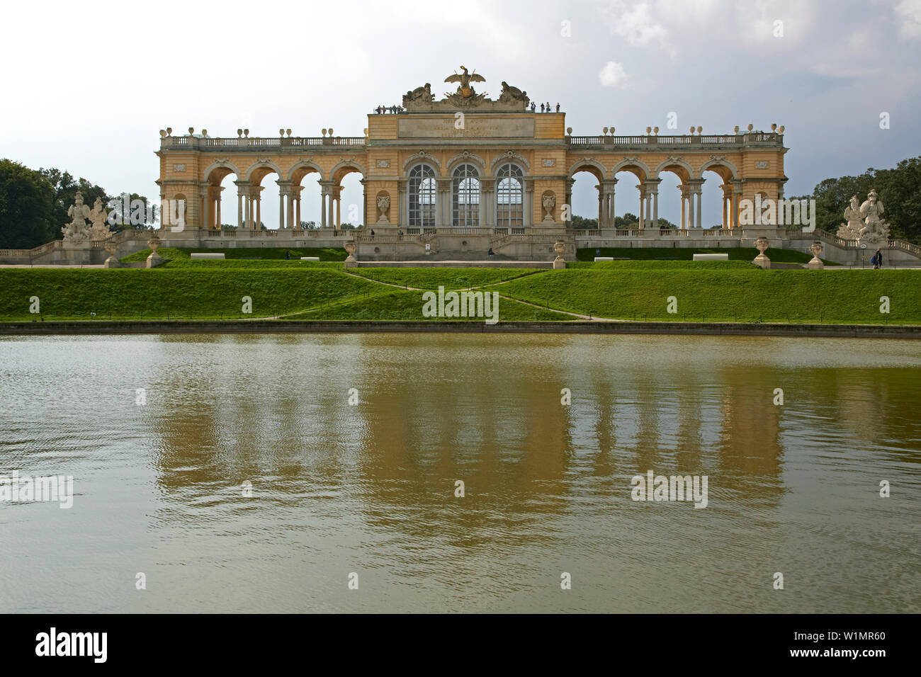 Gloriette im Park von Schloss Schönbrunn in Wien, auf der Donau, Österreich, Europa Stockfoto