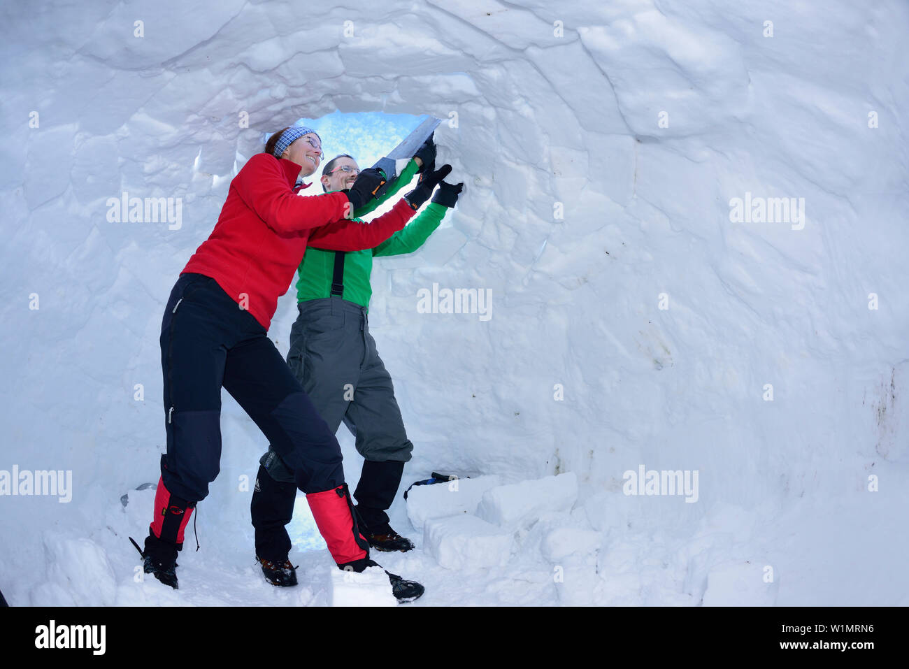 Zwei Personen Gebäude Iglu, Chiemgau, Chiemgau, Oberbayern, Bayern, Deutschland Stockfoto