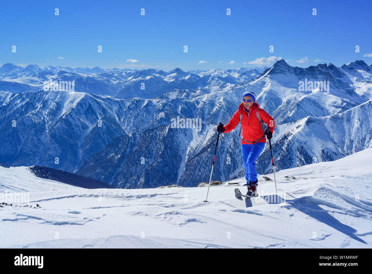 Frau back-country skiing aufsteigend in Richtung Punta Tre Chiosis, Blick auf die Cima Argentera, Monte Matto, Rocca Meia, Pelvo d'Elva und Rocca La Marchisa, Pu Stockfoto