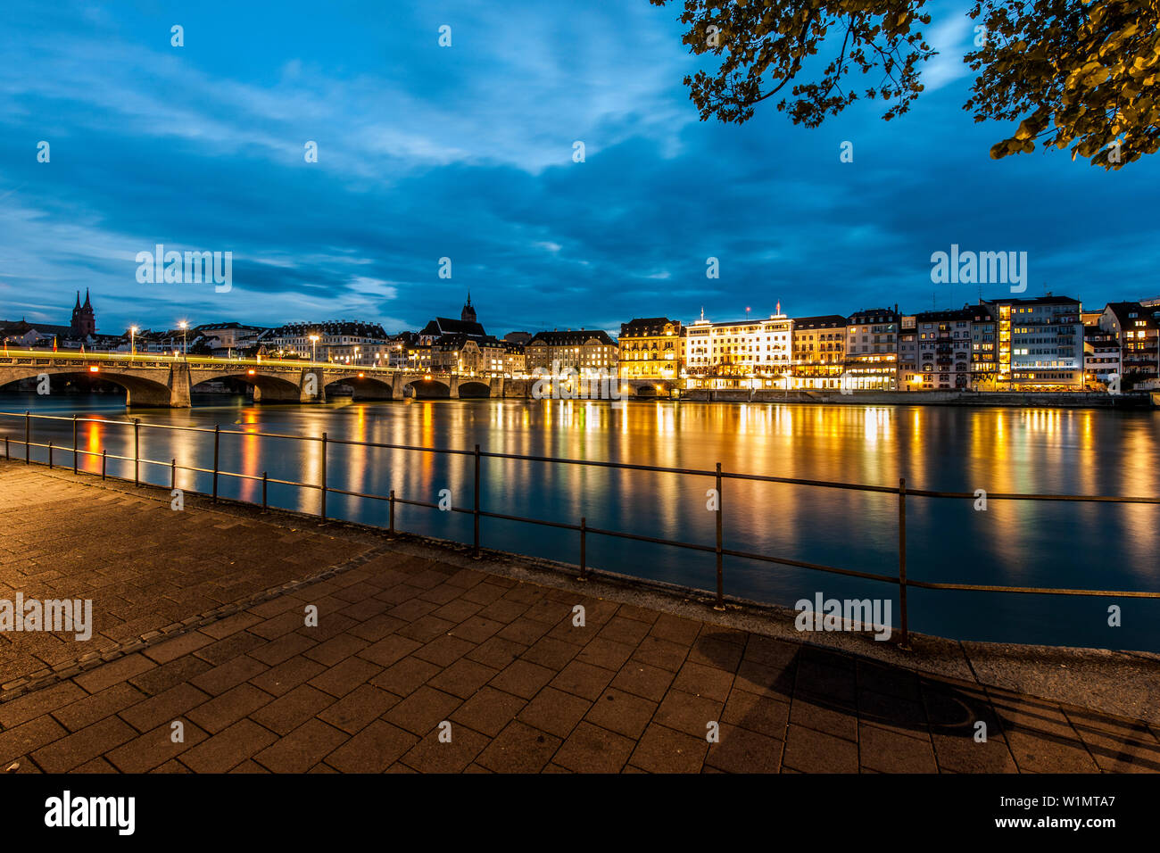 Blick auf den Rhein mit Mittlere Viadukt (Mittlere Brücke) in ein Hotel am Abend, Basel, Kanton Basel-Stadt, Schweiz Stockfoto