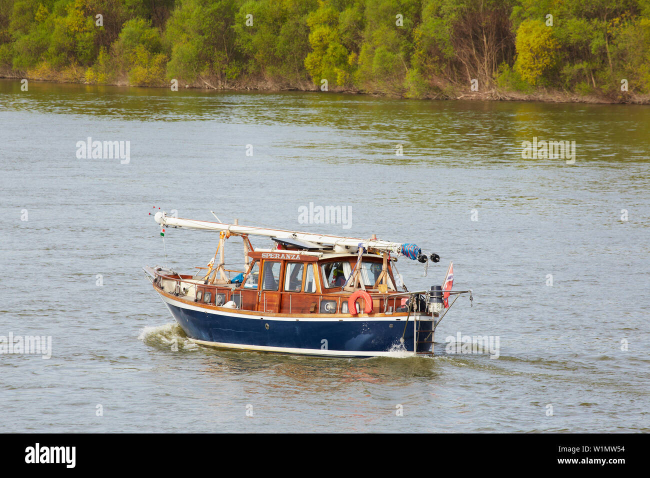 Segelboot auf der Donau in der Nähe von Budapest, Ungarn, Europa Stockfoto