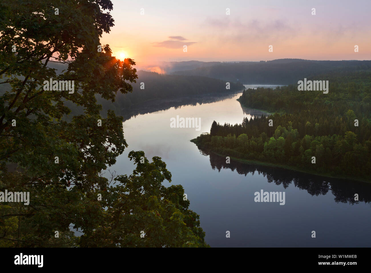 Sonnenaufgang über der Saale sinuosity an der Saale Barriere See, Naturpark Thüringer Schiefergebirge/Obere Saale, Thüringen, Deutschland Stockfoto