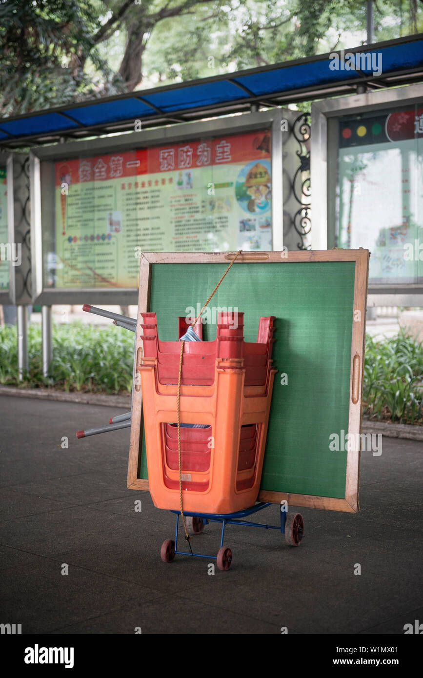Chinesische Brettspiele mit Plastikstühlen im Park, in der Innenstadt von Guangzhou, Provinz Guangdong, Pearl River Delta, China Stockfoto