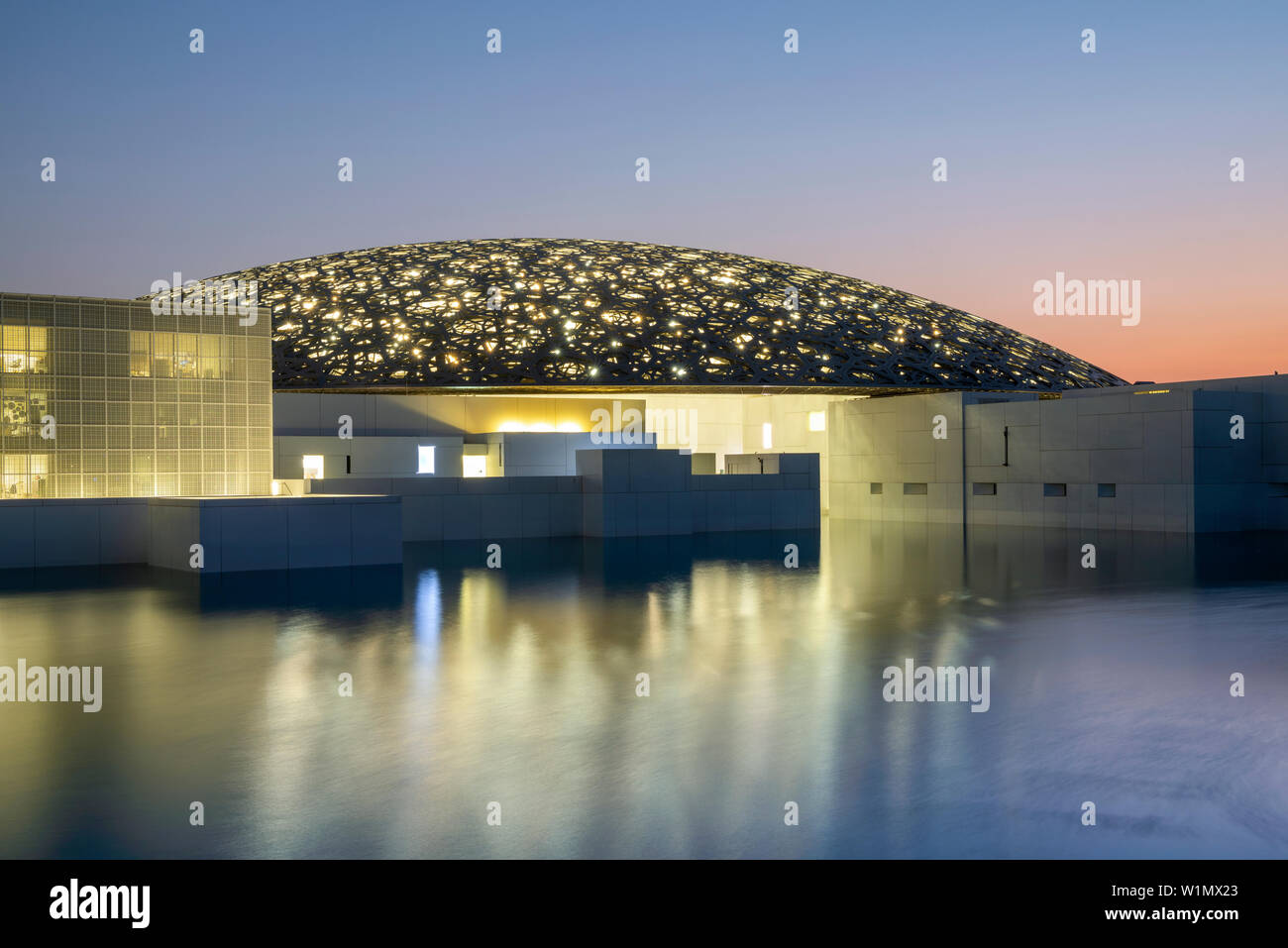 Louvre Abu Dhabi Kunst und Kultur Museum auf Saadiyat Island, Abu Dhabi. Vereinigte Arabische Emirate Stockfoto