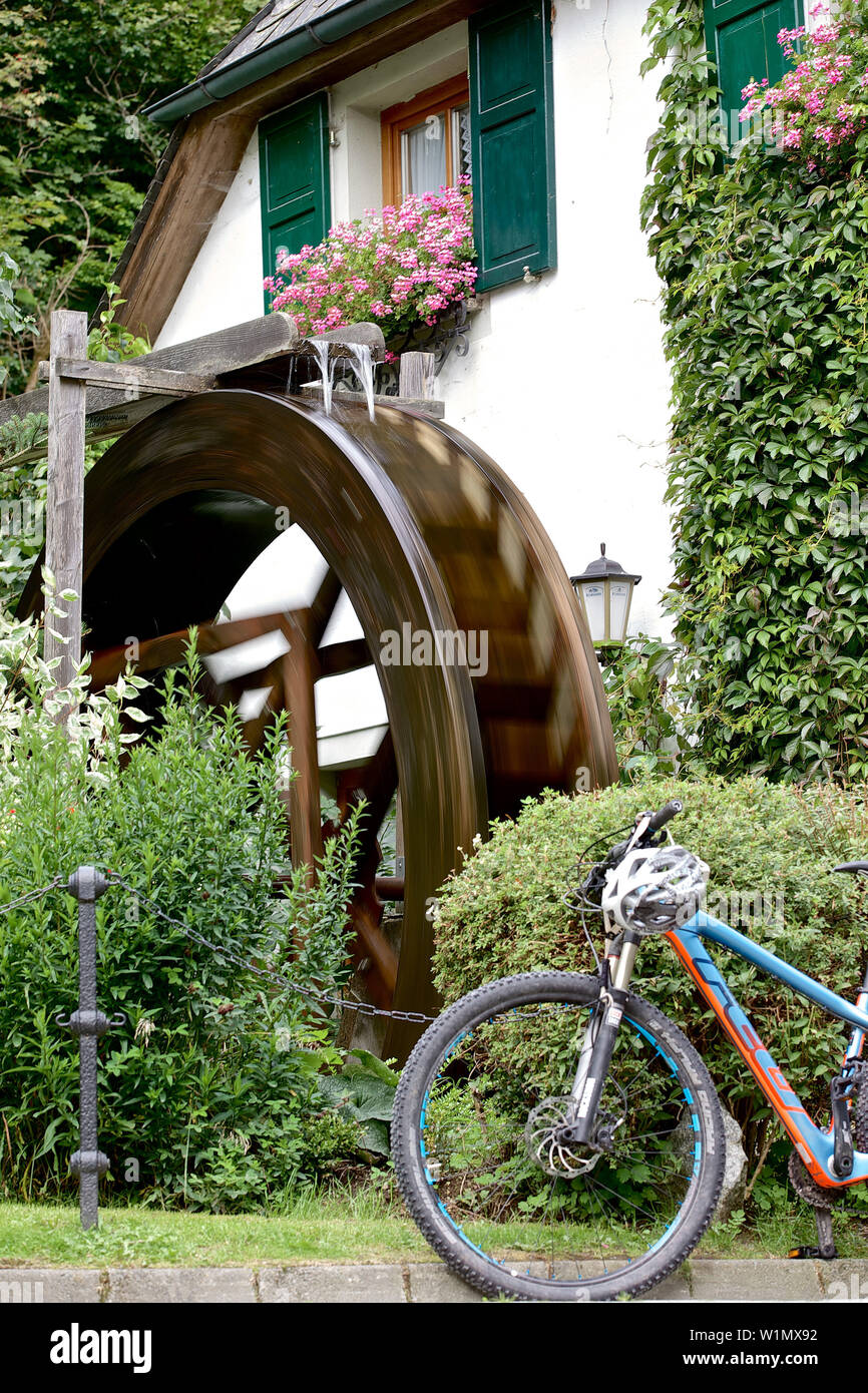 Altes Wasserrad in einem Gasthaus Stockfoto