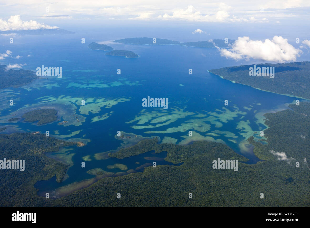 Inseln in der Nähe von Kaimana, Triton Bay, West-Papua, Indonesien Stockfoto