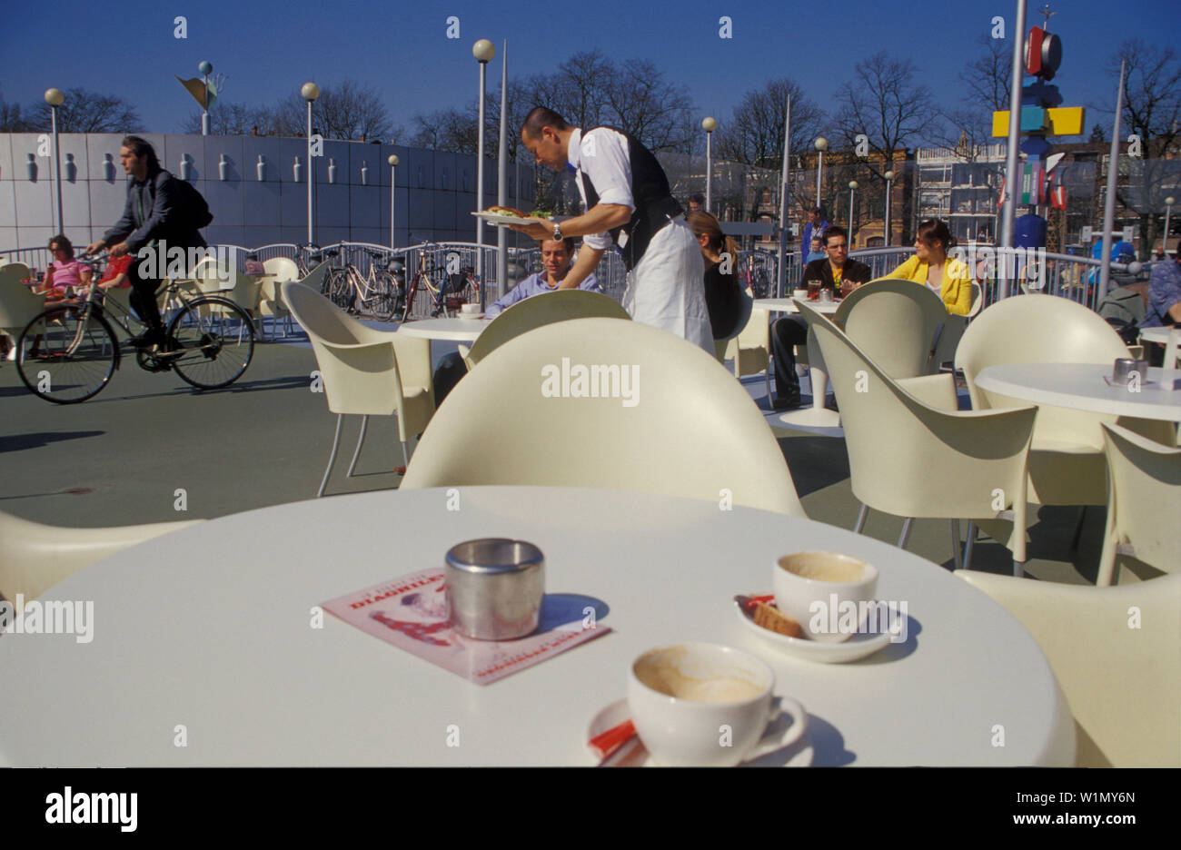 Cafe vor der Groninger Museum, Groningen, Niederlande, Europa Stockfoto