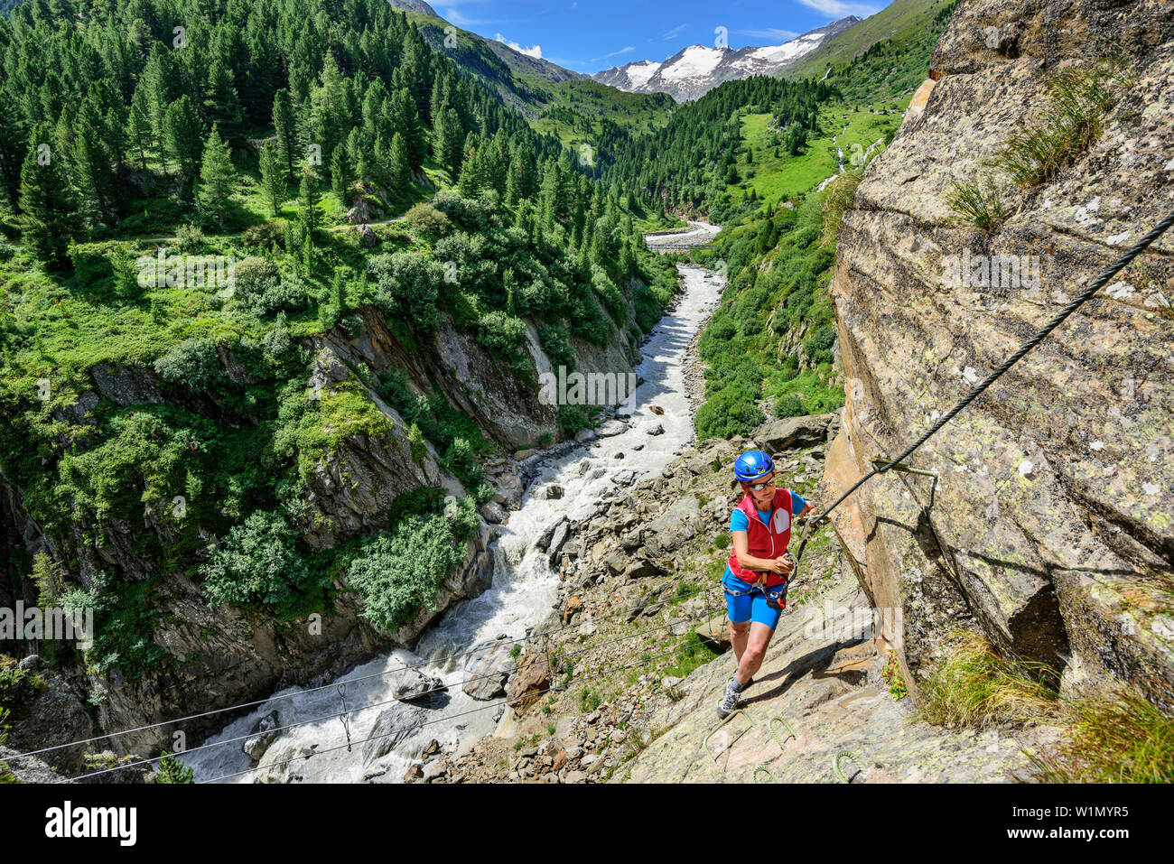 Frau klettern auf obergurgler Klettersteig, fixed-rope Route, Obergurgler Klettersteig, Obergurgl, Ötztaler Alpen, Tirol, Österreich Stockfoto